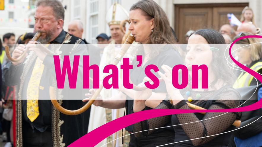 A band playing pipes in front of the Guildhall