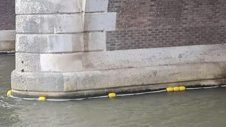 Floating lifelines installed around Kingston Bridge to improve river safety