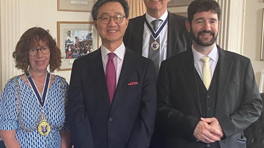Korean Ambassador visits Kingston as council passes motion to celebrate Kimchi Day 